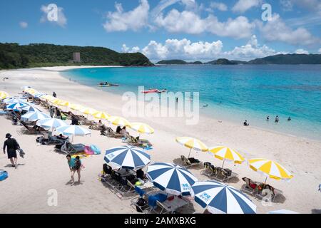 Blick auf Zamami Furuzamami Strand auf der Insel, Kerama Archipel, Okinawa, Japan, Asien. Japanische Leute schwimmen, Touristen entspannen im Urlaub Stockfoto