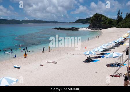 Blick auf Zamami Furuzamami Strand auf der Insel, Kerama Archipel, Okinawa, Japan, Asien. Japanische Leute schwimmen, Touristen entspannen im Urlaub Stockfoto