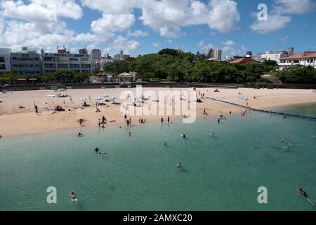 : Naminoue Beach in Naha, Okinawa, Japan, Asien. Japanische Leute schwimmen, Touristen entspannen im Urlaub. Kristallklare Meer Wasser Stockfoto