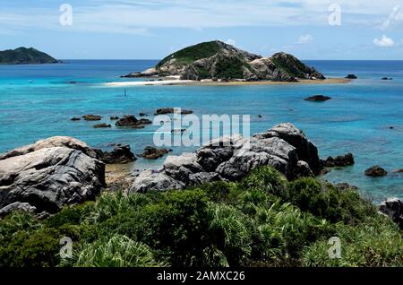 Küste in der Nähe von Aharen Strand auf tokashiki Insel, Kerama Archipel, Okinawa, Japan, Asien. Japanische Landschaft mit Küste. Kristallklare Meer Stockfoto