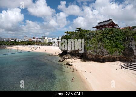 Naminoue-Schrein in Strandnähe in Naha, Okinawa, Japan, Asien. Japanische Menschen schwimmen, Touristen entspannen während des Urlaubs. Kristallklares Meerwasser mit r Stockfoto