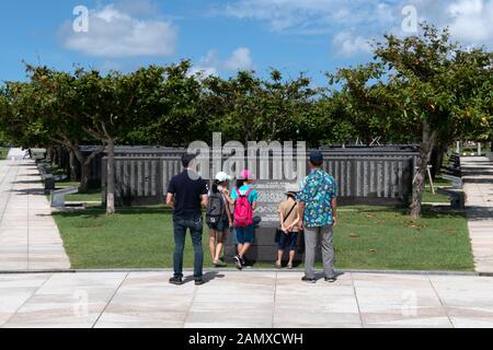 Besucher auf der Grundstein des Friedens, Denkmal zur Erinnerung an die Schlacht von Okinawa, Japan während des Zweiten Weltkrieges, mit den Namen von über 240.000 Menschen Stockfoto