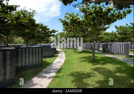 Der Grundstein des Friedens, Denkmal in Itoman, Japan zum Gedenken an die Schlacht von Okinawa im Zweiten Weltkrieg, mit den Namen von über 240.000 Toten Stockfoto