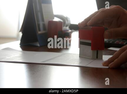 Unternehmer setzen einen Stempel auf Business Vertrag im Büro Stockfoto