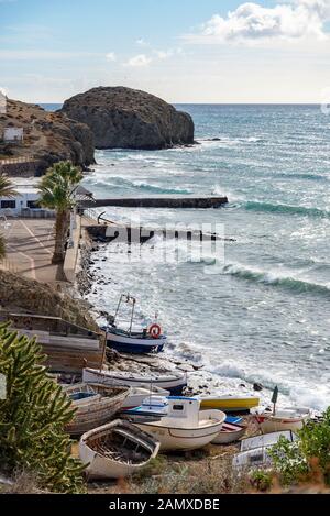 Der kleine Fischerhafen am Isleta del Moro, Cabo de Gata, Spanien Stockfoto