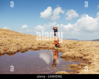 Wanderer Trinkwasser aus der Flasche, wandern Hydratation Stockfoto