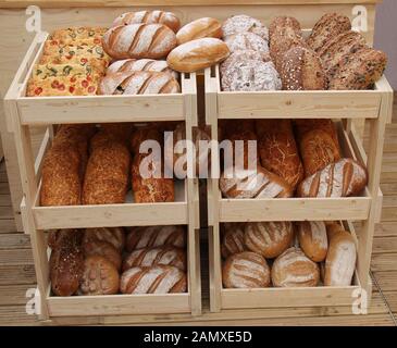 Eine Anzeige von einer Vielzahl von frisch gebackenem Brot Brote. Stockfoto