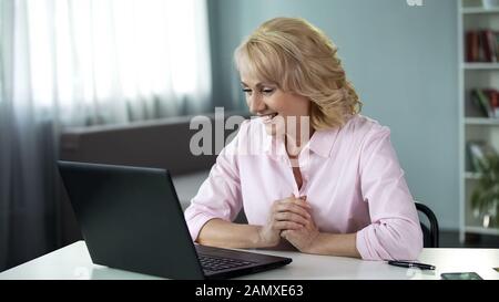Blonde attraktive Frau im Online-Chat mit Mann, Datumsanwendung, Freizeit Stockfoto