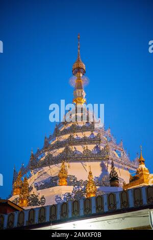 Pagode zündete nachts in Mandalay, Myanmar. Aufgenommen in Mandalay, Downtown Mandalay am 09. 01. 2020 von Tian Williams Photography Stockfoto