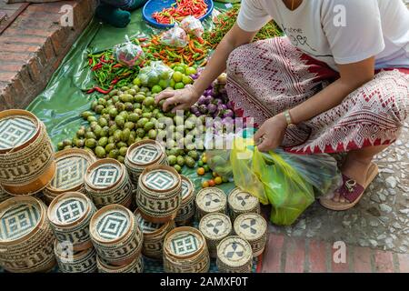 Obst und Gemüse auf einem Markt, Laos Stockfoto