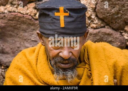 Porträt des äthiopischen Monchs außerhalb des Kebran Gabriel Klosters, Kebran Gabriel Island, Lake Tana. Äthiopien. Stockfoto