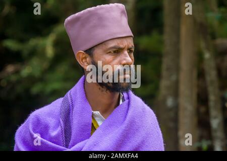 Porträt des äthiopischen Monchs außerhalb des Kebran Gabriel Klosters, Kebran Gabriel Island, Lake Tana. Äthiopien. Stockfoto