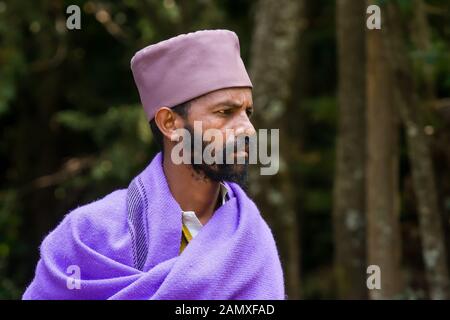 Porträt des äthiopischen Monchs außerhalb des Kebran Gabriel Klosters, Kebran Gabriel Island, Lake Tana. Äthiopien. Stockfoto