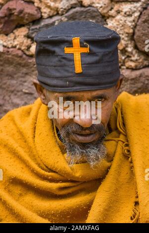 Porträt des äthiopischen Monchs außerhalb des Kebran Gabriel Klosters, Kebran Gabriel Island, Lake Tana. Äthiopien. Stockfoto