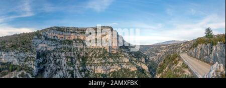 Panorama mit Berg Landschaft, Felsen und leere Straße, werfen Sie die Gorges de la Nesque spektakuläre Schlucht, die Teil des UNESCO-Mont Stockfoto