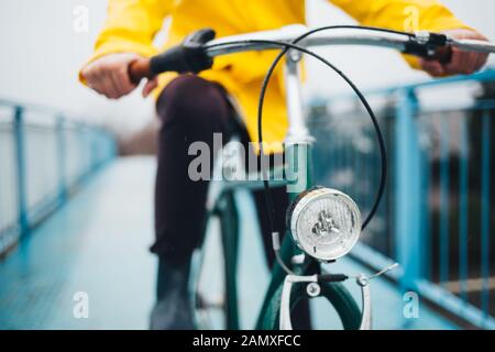 Nahaufnahme von Radfahrer tragen Regenjacke Stockfoto