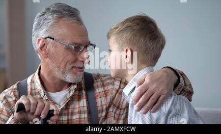 Großvater und Enkel sehen sich in den Augen, zwei Generationen, in der Nähe Stockfoto