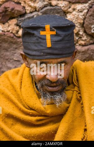 Porträt des äthiopischen Monchs außerhalb des Kebran Gabriel Klosters, Kebran Gabriel Island, Lake Tana. Äthiopien. Stockfoto