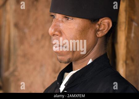 Porträt des äthiopischen Monchs außerhalb des Kebran Gabriel Klosters, Kebran Gabriel Island, Lake Tana. Äthiopien. Stockfoto