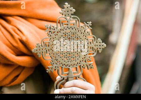 Priester in Bahir dar, der ein important-Kruzifix vor dem Kloster Kebran Gabriel, Kebran Gabriel Island, Lake Tana zeigt. Äthiopien. Stockfoto