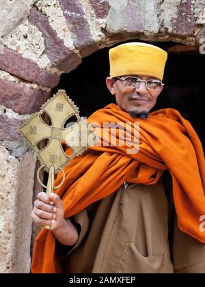 Priester in Bahir dar, der ein important-Kruzifix vor dem Kloster Kebran Gabriel, Kebran Gabriel Island, Lake Tana zeigt. Äthiopien. Stockfoto