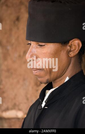 Porträt des äthiopischen Monchs außerhalb des Kebran Gabriel Klosters, Kebran Gabriel Island, Lake Tana. Äthiopien. Stockfoto