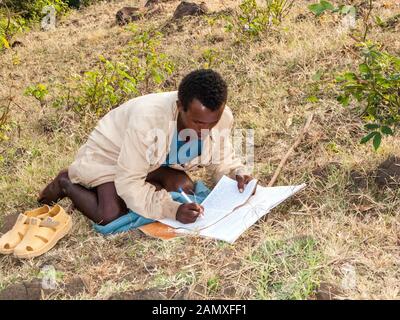 Äthiopische Studenten machen Notizen, Hausaufgaben machen, Bahir dar, Äthiopien. Stockfoto