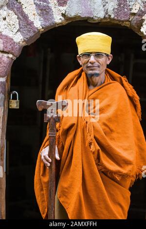 Priester in Bahir dar, der ein important-Kruzifix vor dem Kloster Kebran Gabriel, Kebran Gabriel Island, Lake Tana zeigt. Äthiopien. Stockfoto