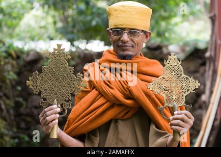 Priester in Bahir dar, der ein important-Kruzifix vor dem Kloster Kebran Gabriel, Kebran Gabriel Island, Lake Tana zeigt. Äthiopien. Stockfoto