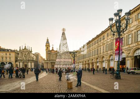 Malerische Aussicht auf die Piazza San Carlo mit der modernen Weihnachtsbaum, Hausierer und Menschen an Heiligabend, Turin, Piemont, Italien Stockfoto