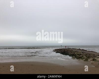 Der blaue Strand von Sandbanks zeigt, wie das Meer und der Regen während des Sturms Brendan ihn angeschlagen haben. Credit Suzanne McGowan / Alamy News Stockfoto