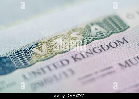 Vereinigtes Königreich - Januar 2020: Nahaufnahme des Schengener Britische Visa header im Reisepass. Stockfoto