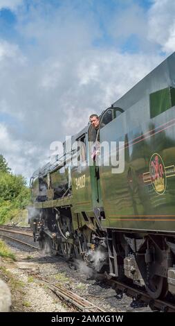 Porträt, Seitenansicht der alten Dampflokomotive aus Großbritannien, die bei der Sommersonne auf der historischen Linie des Severn Valley vorbeifährt. Dampfzüge Großbritannien. Stockfoto