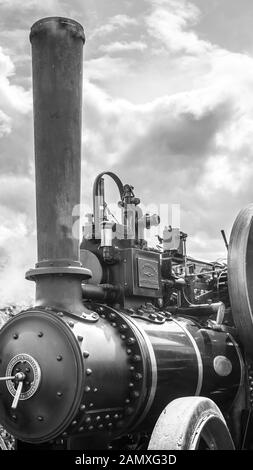 Schwarzweiß-Frontansicht Nahaufnahme der alten britischen Dampftraktionsmaschine, erhalten und auf der Severn Valley Heritage Steam Railway, Großbritannien. Stockfoto