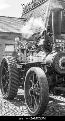 Schwarzweiß-Frontansicht Nahaufnahme der alten britischen Dampftraktionsmaschine, erhalten und auf der Severn Valley Heritage Steam Railway, Großbritannien. Stockfoto