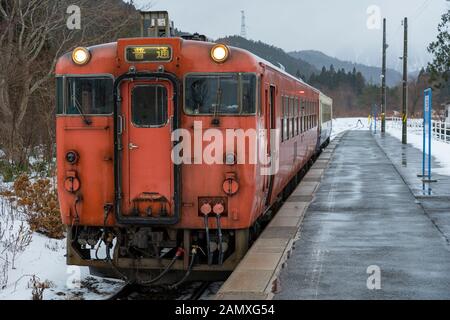 Ein JR East KIHA 48 Series Dieselzug Minmaya (oder Mimmaya) Station am nördlichen Ende der Tsugaru Linie. Stockfoto