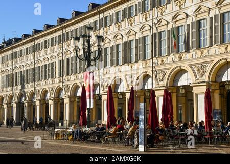 Blick von der Piazza San Carlo im Zentrum von Turin mit Menschen die Sonne genießen in einem Straßencafé am Weihnachtstag, Piemont, Italien Stockfoto