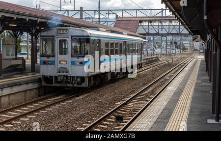 Eine JR Shikoku lokale Ein Mann Zug auf dem Dosan Linie an kotohira Station. Stockfoto