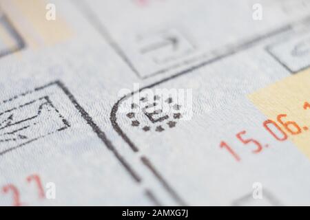 Close-up Makro Detail der Europäischen Union die Grenzkontrollen zoll Zulassung Stempel mit dem Flugzeug Symbol im Fokus und Spanien Land Zeichen Stockfoto