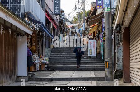 Schritte, die über Geschäfte auf den Aufstieg zur Kotohiragu (oder konpirasan), ein Shinto Schrein komplex in der Präfektur Kagawa auf Shikoku in Japan. Stockfoto