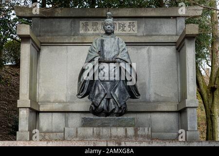 Eine Statue von einer berühmten Person an Kotohiragu (oder konpirasan), ein Shinto Schrein komplex in der Präfektur Kagawa auf Shikoku in Japan. Stockfoto