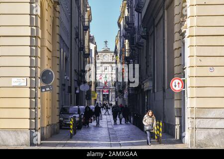 Blick auf die Straße Via Palazzo di Città mit dem Rathaus im Hintergrund in einem sonnigen Weihnachten mit Menschen zu Fuß, Turin, Piemont, Italien Stockfoto