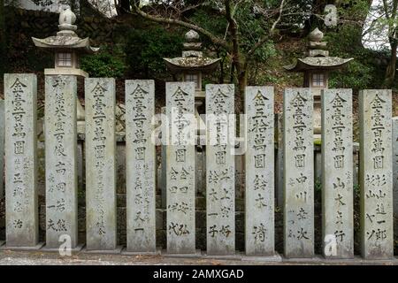 Steine Linie einen Pfad an Kotohiragu (oder konpirasan), ein Shinto Schrein komplex in der Präfektur Kagawa auf Shikoku in Japan. Stockfoto