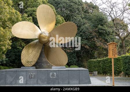 Eine große Schiffsschraube auf Anzeige an Kotohiragu (oder konpirasan), ein Shinto Schrein komplex in der Präfektur Kagawa auf Shikoku in Japan. Stockfoto