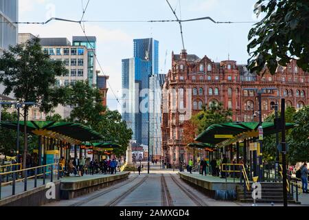 Manchester, UK - 20. Oktober 2019: St. Peter's Square Straßenbahnhaltestelle zeigen beide Plattformen Stockfoto