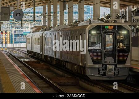 Ein JR East GV-E400 Serie Zug am Bahnhof Niigata in Japan. Stockfoto