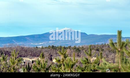 Mont Ventoux Berg in der Provence in Südfrankreich. Anzeigen von Revest-du-Bion Gemeinde im schönen, sonnigen Tag mit blauen Himmel Stockfoto