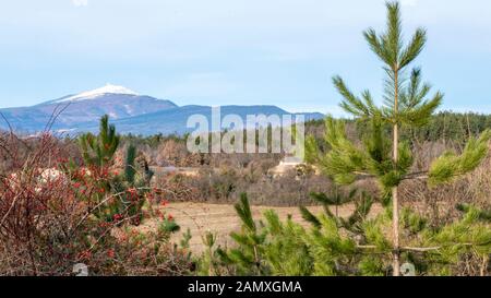 Mont Ventoux Berg in der Provence in Südfrankreich. Anzeigen von Revest-du-Bion Gemeinde im schönen, sonnigen Tag mit blauen Himmel Stockfoto