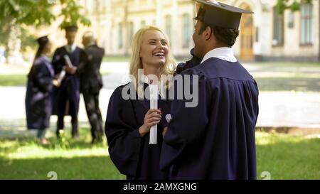 Hochschulabsolventen sprechen über Spaß, Studenten-Paar, Liebe und Beziehung Stockfoto
