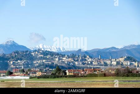 Bergamo, Italien: Panoramablick auf die Altstadt von Bergamo im Winter sonniger Tag mit blauen Himmel von Il Caravaggio Orio al Serio International Airport Stockfoto